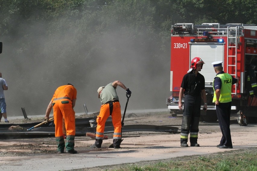 Wypadek na A4: Ciężarówka przebiła barierki i leży w poprzek drogi. Kruszywo i olej napędowy na jezdni [ZDJĘCIA]