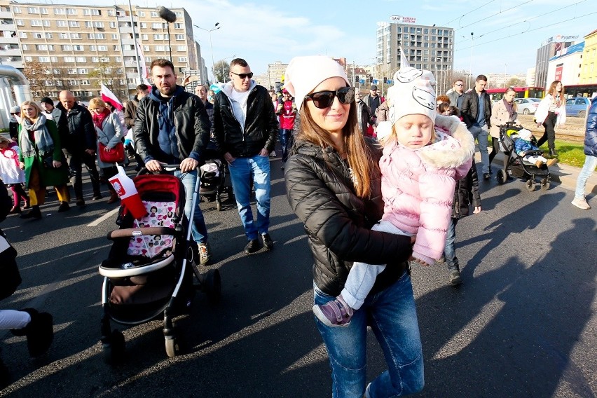 Radosna Parada Niepodległości przeszła przez Wrocław [ZDJĘCIA]