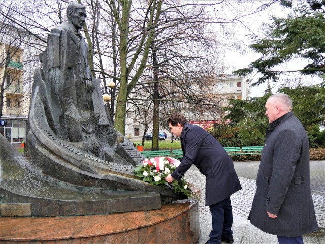 Kwiaty pod pomnikiem Eugeniusza Kwiatkowskiego od prezydenta i przewodniczącego rady