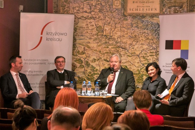Na zdjęciu uczestnicy debaty (d lewej): Rafał Bartek, Bernard Gaida, Wiesław Lewicki, Ewa Ganowicz oraz Robert Żurek.
