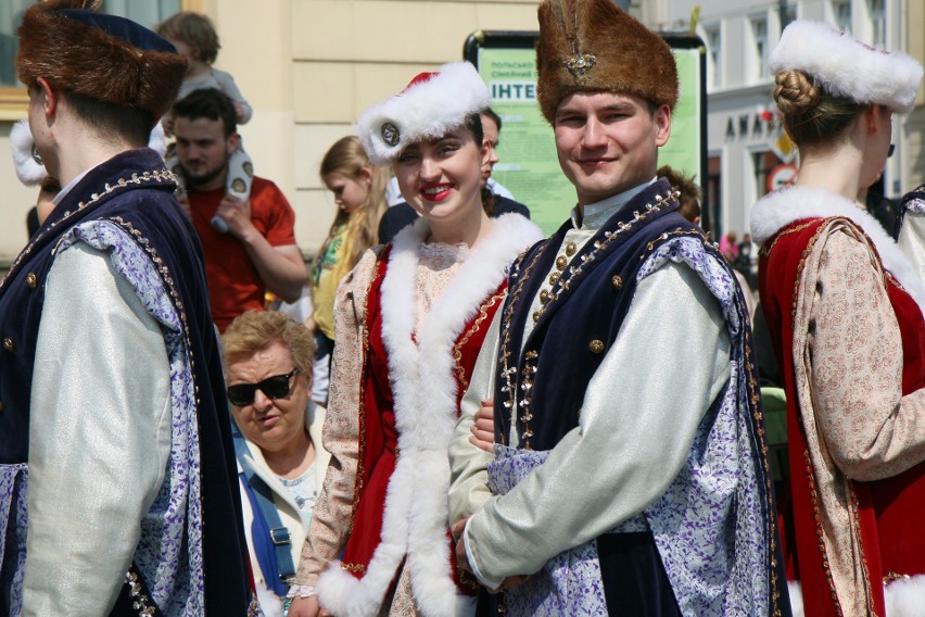 „Polonez dla Lublina” zatańczony na deptaku. Zobacz zdjęcia