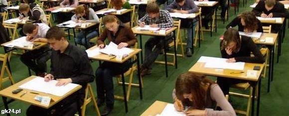 Egzaminy próbne w szkołach podstawowych, gimnazjach i szkołach policealnych.