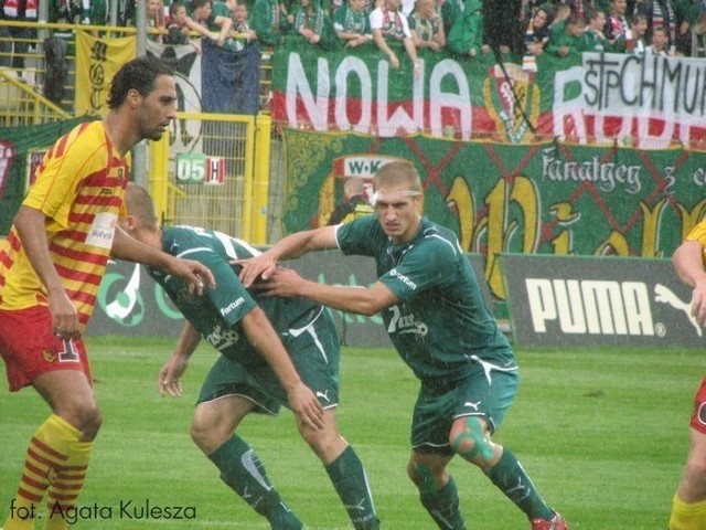 Mido (z lewej strony) doznał kontuzji w meczu ze Śląskiem we Wrocławiu