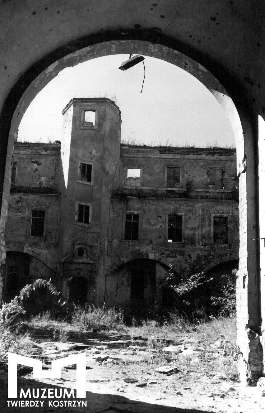 Tak wyglądały ruiny zamku w Kostrzynie nad Odrą po wojnie,...