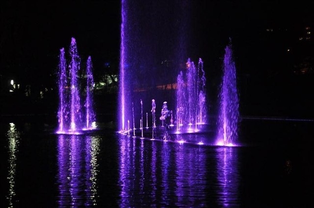 Próbny pokaz fontanny na stawku Barlickiego w Opolu.