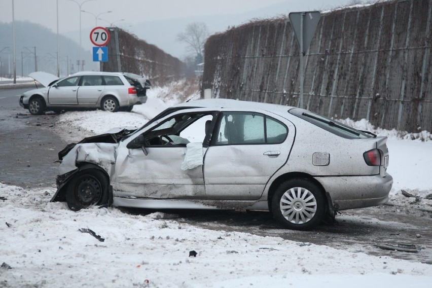 Wypadek na Krakowskiej w Kielcach. Zmarł kierowca jednego z aut 