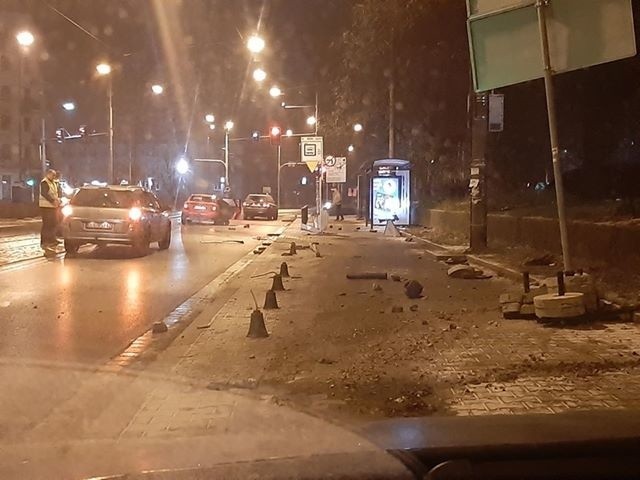 Do groźnie wyglądającego wypadku doszło dziś nad ranem na skrzyżowaniu ulic: Krakowskiej, Traugutta i Na Niskich Łąkach.