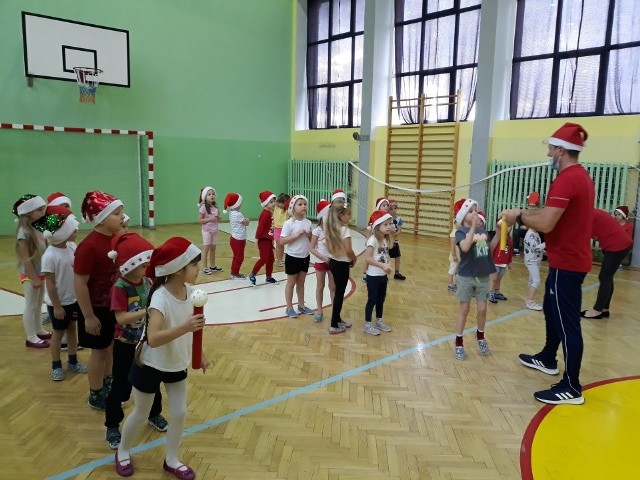 Mikołajkowy Turniej Sportowy dla przedszkolaków w Szkole Podstawowej w Rembieszycach. Było dużo zabawy, a później słodkie upominki.