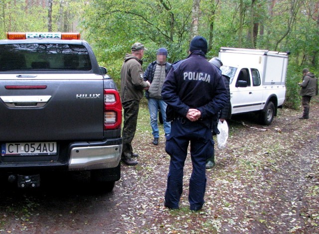 Policjanci z bydgoskiego Fordonu wspólnie z leśnikami patrolowali lasy w celu przeciwdziałania nielegalnym wycinkom drzew. W trakcie jednodniowej służby mundurowi pouczyli 19 kierowców.