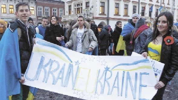 &#8211; Chcemy normalnie żyć, chcemy do Unii &#8211; skandowali młodzi ukraińscy na rzeszowskim Rynku. Około 200 studentów demonstrowało w geście solidarności z protestującymi w kraju Ukraińcami, którzy sprzeciwiają się decyzji ukraińskich władz o wstrzymaniu podpisania umowy stowarzyszeniowej z Unią.
