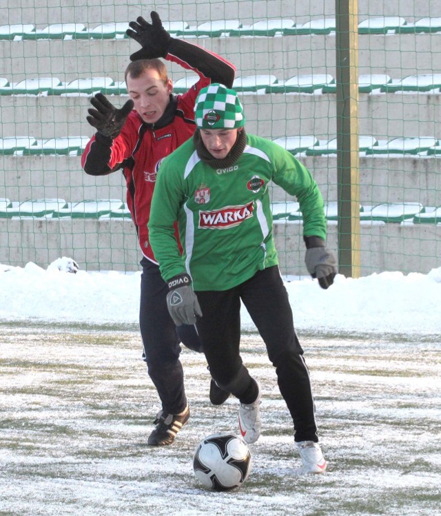 Piłkarze Radomiaka, z zielonej koszulce, pomocnik radomian Maciej Domański, zagrają dziś z Ruchem i Dolcanem.