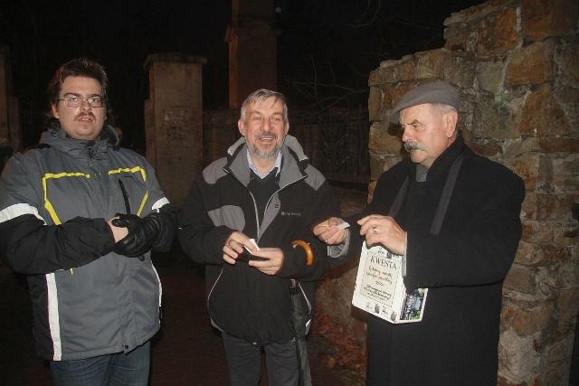 Prezes Stanisław Szrek (na zdjęciu z prawej) kwestował do nocy na cmentarzu przy ulicy Kwasa.