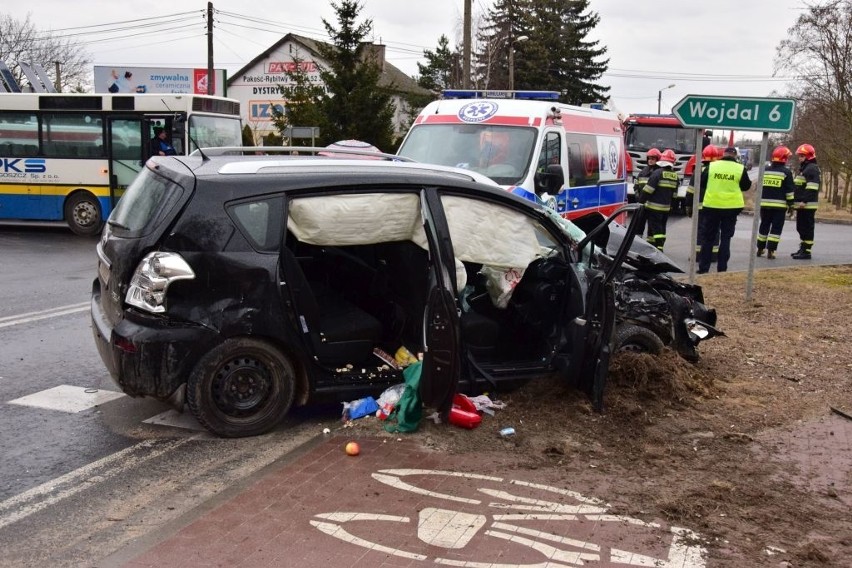 Do wypadku doszło około godz. 13.00 w Pakości na ul....