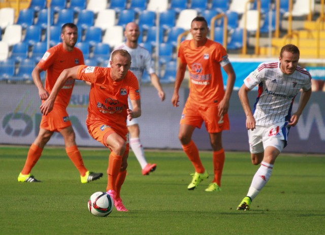 Jedyne zwycięstwo (3:0) w meczu z Górnikiem „Słonie” odniosły w Mielcu. W barwach zabrzan grał wtedy Roman Gergel (z prawej)