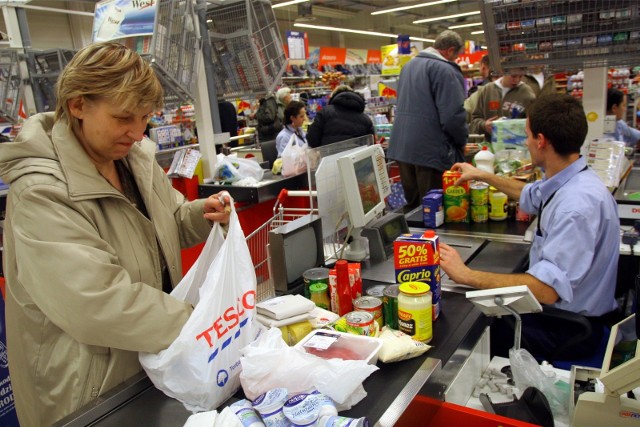 Święta coraz bliżej, a w związku z tym trzeba będzie zwiększyć wydatki nie tylko na prezenty świąteczne, ale głównie na żywność. Ceny tej ostatniej dość mocno poszły w górę. Sprawdźcie, ile w 2019 roku zapłacimy za produkty i porównajcie ceny z zeszłego roku!