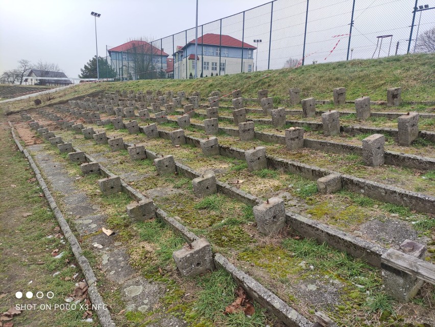 Rozpoczęła się rozbiórka starych trybun na stadionie...