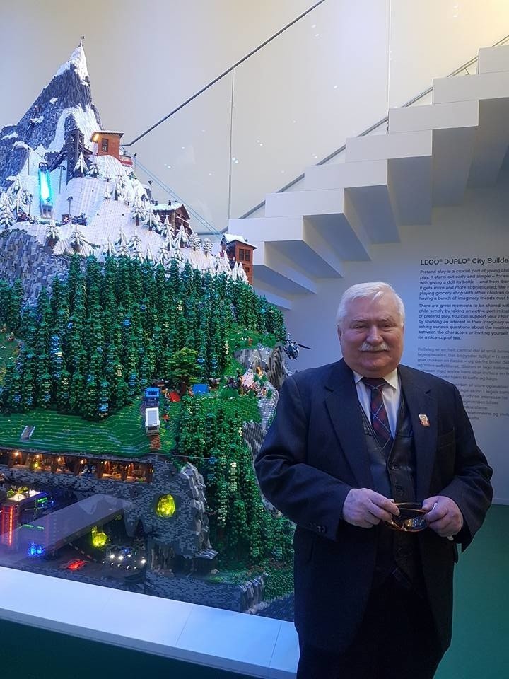 Lech Wałęsa wywołał sensację na pokładzie samolotu lecącego do Danii. Były zdjęcia i autografy!