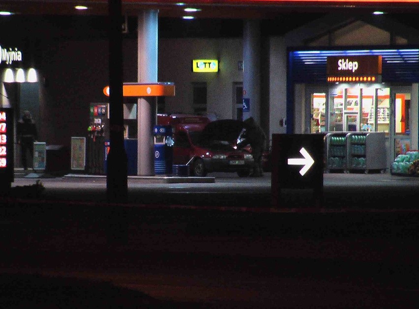 Alarm w Gorzowie. Czy w samochodzie na stacji benzynowej jest bomba?