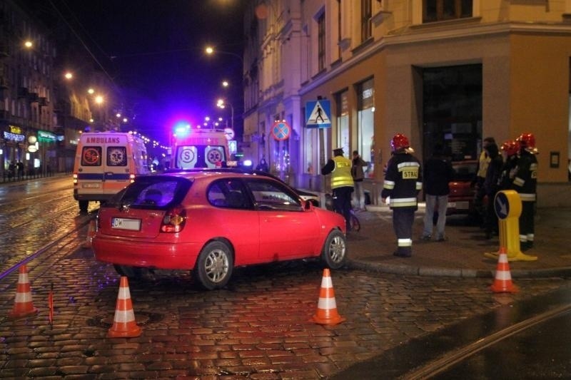 Wypadek na Piłsudskiego. Jedno z aut uderzyło w ścianę (ZDJĘCIA)