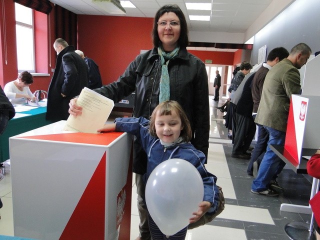 5-letnia Iga Nazimek przyszła na głosowanie w Przysusze ze swoją mamą &#8211; Moniką Słomczyńską &#8211; Nazimek.