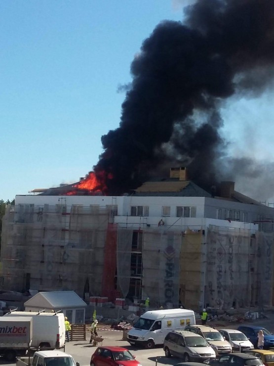 Pożar w Gdyni. Palił się dach budynku [ZDJĘCIA]