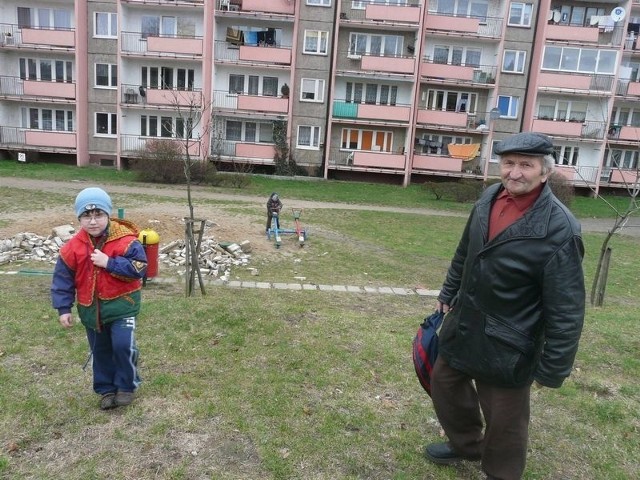 - Ludzie powinni się skrzyknąć i ostro zaprotestować przeciwko likwidacji piaskownic - mówi Michał Honczar. Na zdjęciu z wnukiem Sławkiem Nakonecznym.