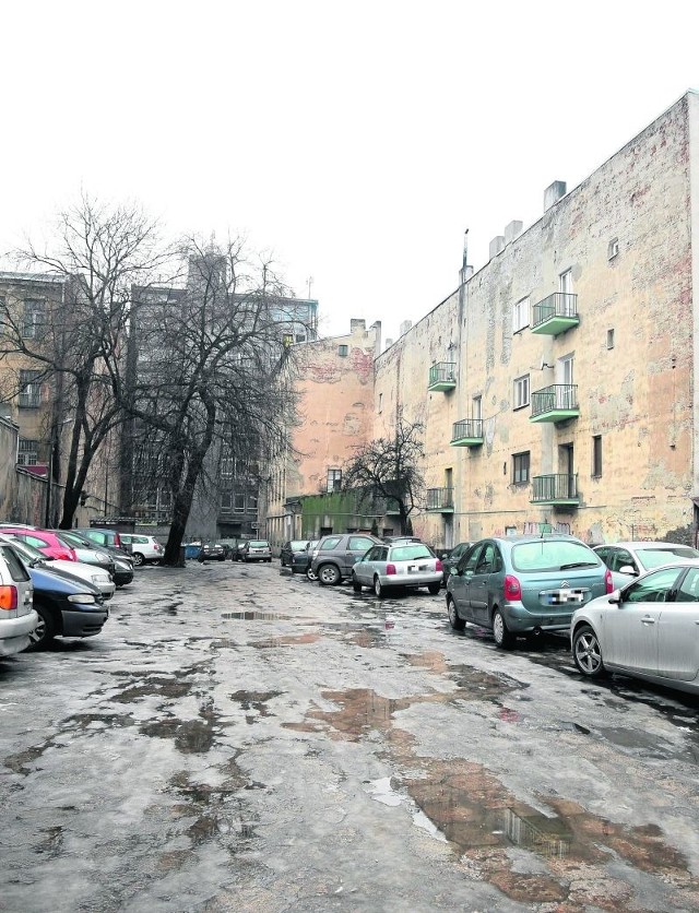 Na tej działce w centrum powstaną 4-piętrowy  parking i 5-piętrowy hotel.