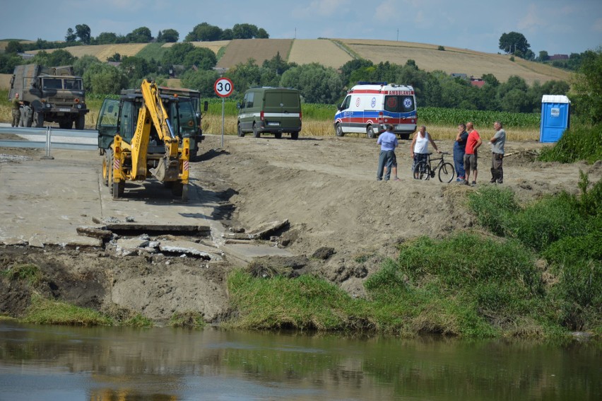 Świniary. Wojsko buduje most pontonowy na Wiśle [ZDJĘCIA]