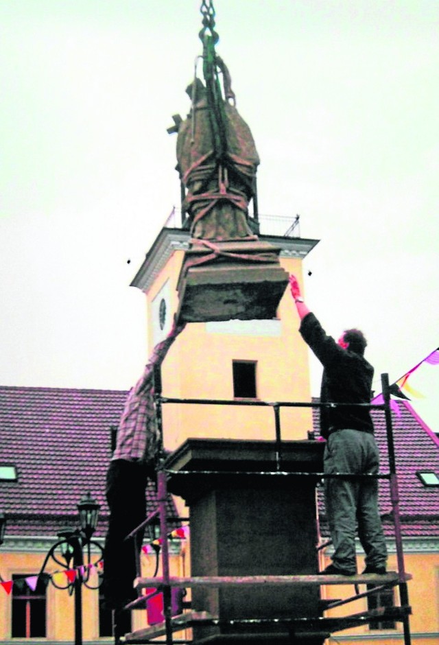 Po raz ostatni fontanna na rynku remontowana była ponad 20 lat temu. W 1993 roku na jej szczycie ustawiono figurę