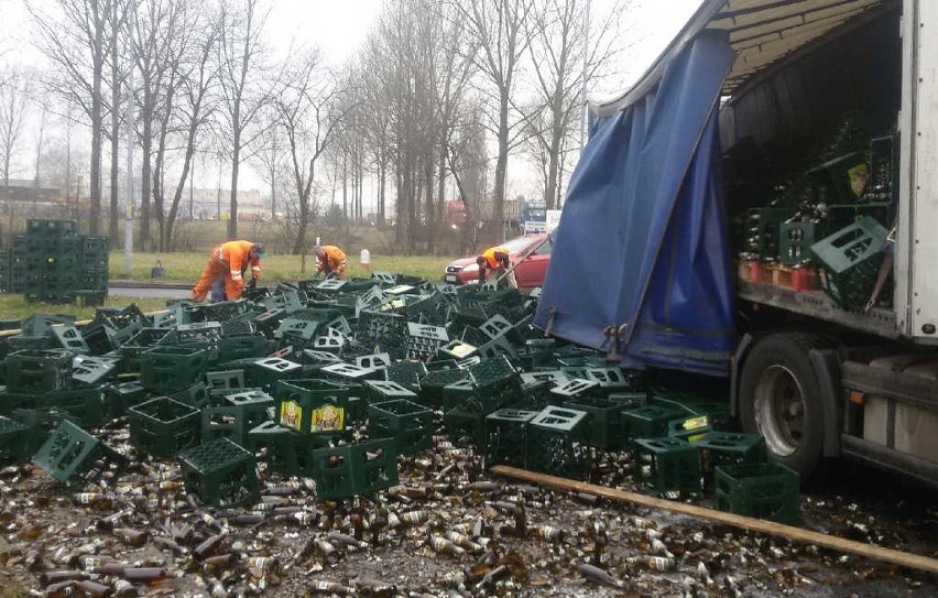 Ciężarówka wypełniona piwem Żubr przechyliła się na rondzie. Setki butelek wypadły na drogę w Żarach (zdjęcia)