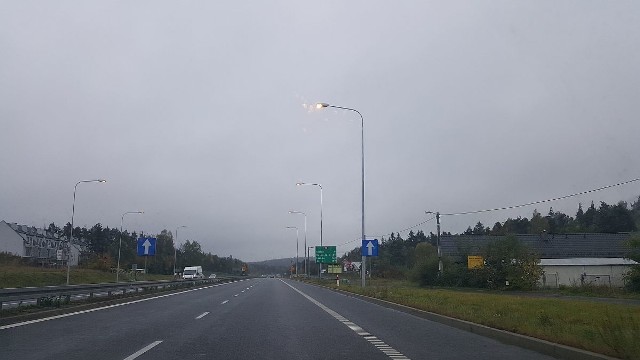 Lampy przy drodze krajowej numer 73 rzeczywiście czasem świecą w dzień, ale nie w wyniku awarii, lecz ze względu na prace naprawcze.