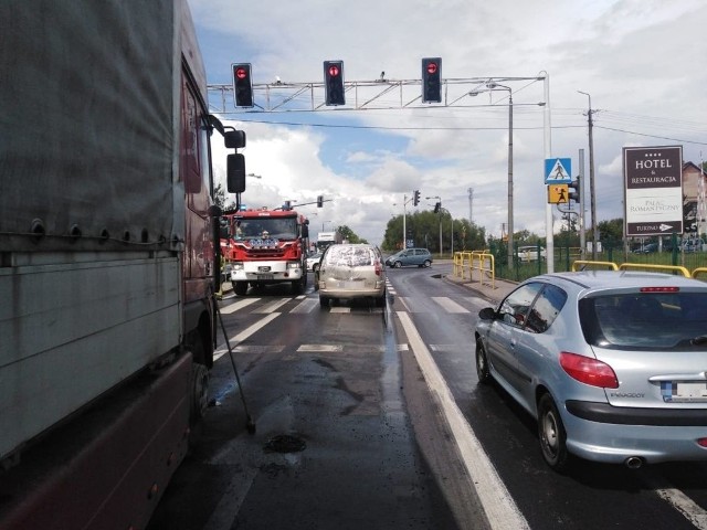 Do groźnego wypadku doszło po godzinie 13 na skrzyżowaniu w Łysomicach. Samochód osobowy zatrzymał się na światłach. W tył osobowego peugeota uderzyła ciężarówka.- W wyniku zdarzenia pięć osób zostało przewiezionych do szpitala - mówi Wioletta Dąbrowska z toruńskiej policji. Ruch na tym odcinku jeszcze przez jakiś czas może być utrudniony.Trwa wyjaśnianie okoliczności zdarzenia.
