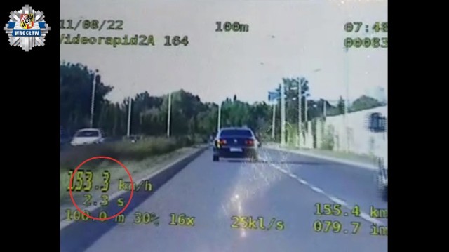 Policja zatrzymała mieszkańca Wrocławia, który jechał ponad 150 km/h. Mężczyzna dostał mandat i zabrano mu prawo jazdy na 3 miesiące.