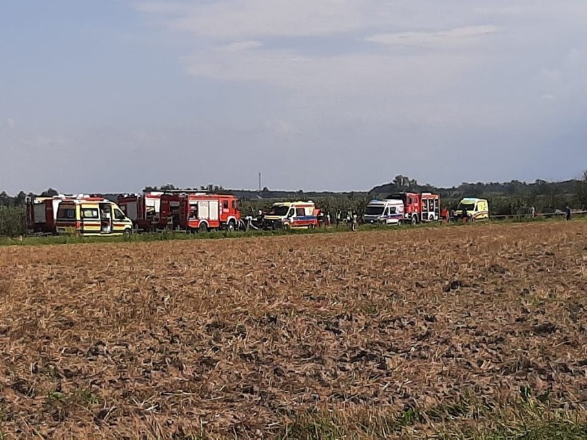 Służby na miejscu wypadku w Długowoli. Po śmiertelnym w...