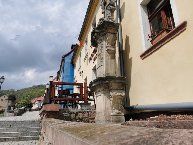 Widok z ulicy Letniej jest zachwycający. Jest tutaj również wiele zabytkowych kamieniczek. W piękny wiosenny lub letni dzień można się poczuć ja na włoskiej prowincji.