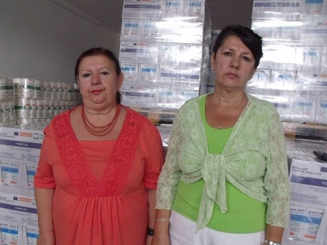 Prezes Maria Adamczyk i pracownica Barbara Jurek w magazynach z żywnością zawalonych niemal po sufit.