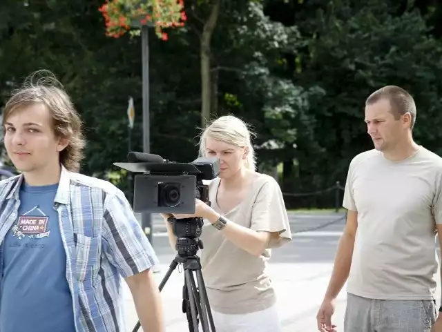 Spot nie może być jak reklama proszku do prania, nie może to być abstrakcja - uważa filmowiec Piotr Sadziński (na zdjęciu z prawej)