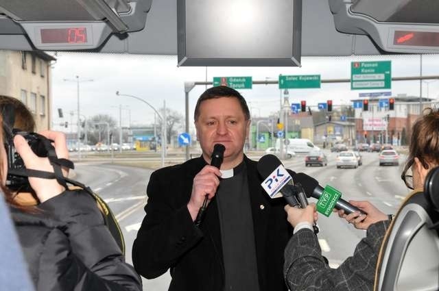 Konferencja prasowa została zorganizowana w autobusie. Na zdjęciu ks. Krzysztof Buchholz