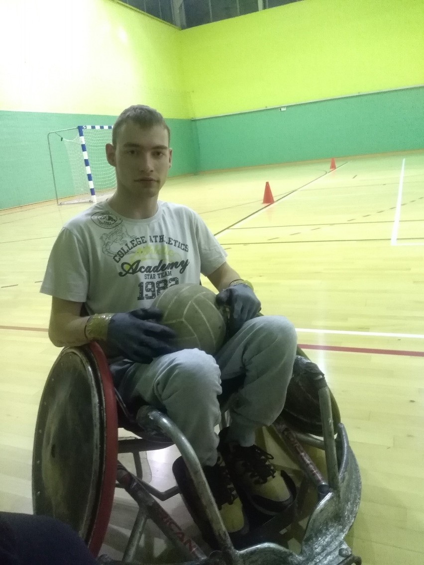 Sebastian Broś cierpi na spastyczność i porusza się na wózku...