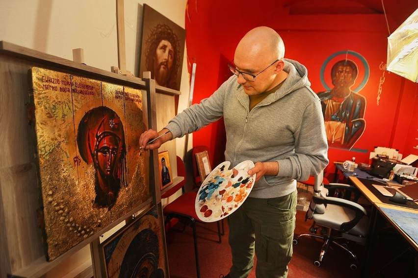 Hubert Kampa to ikonograf z Wrocławia, który realnie pomaga...