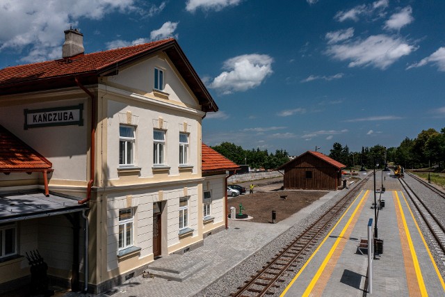 Stacja kolejki wąskotorowej w Kańczudze po renowacji w Kańczudze. To największy budynek na zabytkowej linii kolejki z Przeworska do Dynowa. Odtworzone zostały elementy historyczne, a także odnowione wnętrza. Stacja w Kańczudze została uruchomiona w 1904 roku razem z wąskotorową linią kolejową Przeworsk-Dynów.
