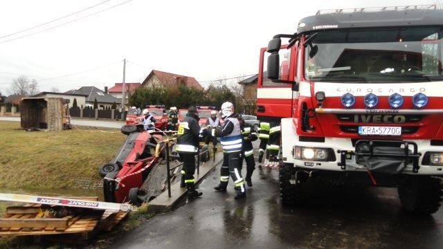 Pozorowany wypadek z pojazdami w rzece [WIDEO]