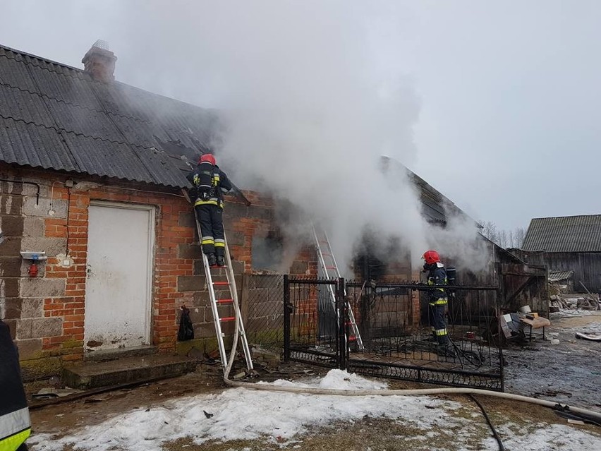 Pożar budynku w Raszujce. Wewnątrz butla gazowa [ZDJĘCIA]