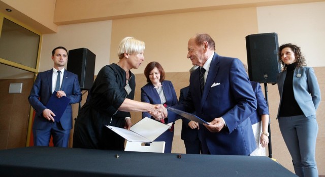 Porozumienie podpisali m.in. Małgorzata Zielińska z zarządu PKP S.A. i  Tadeusz Ferenc, prezydent Rzeszowa.