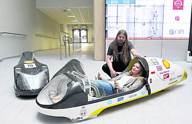 Studenci promują pomysł poprzednimi bolidami z PŁ, które wzięły udział w zawodach w Holandii
