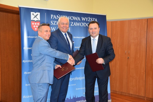 Od lewej: Dyrektor BCM Krzysztof Konik, starosta brzeski Maciej Stefański i rektor PWSZ prof. Przemysław Malinowski.