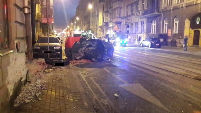 Policjanci wyjaśniają okoliczności wypadku śmiertelnego, do którego doszło w środę ok. godz. 4 na ulicy Narutowicza w Łodzi.