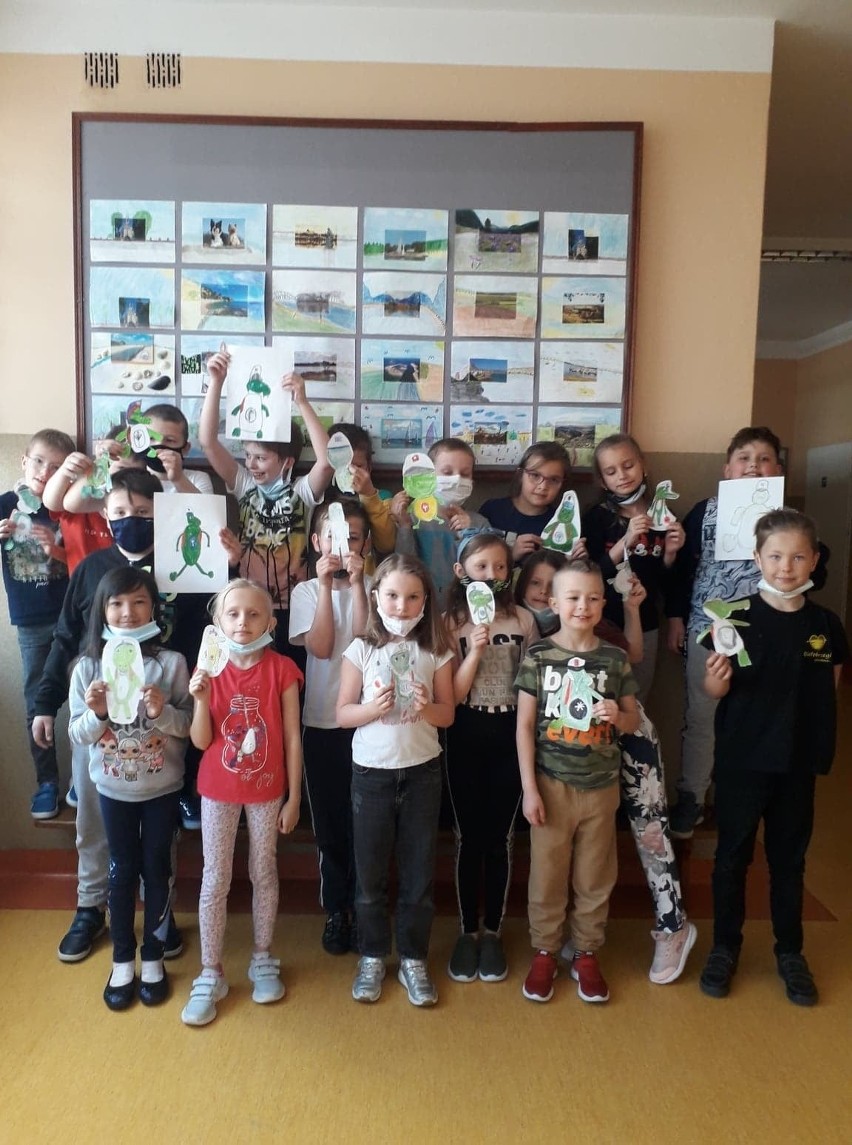 Lekcja bezpieczeństwa z krokodylem Tirkiem w białobrzeskiej szkole podstawowej
