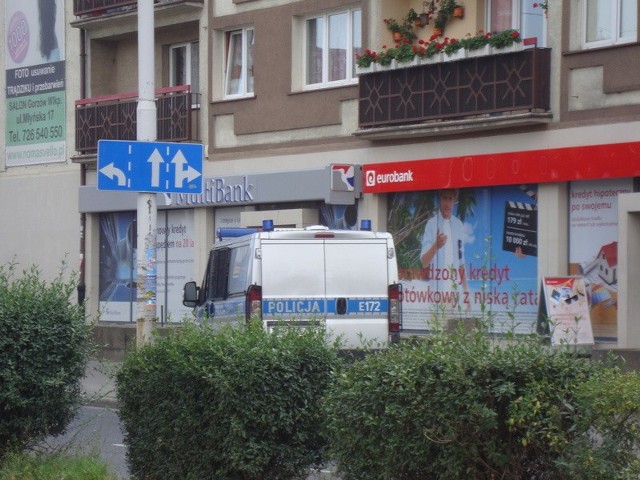 Tajemnicza przesyłka sparaliżowała ruch w centrum Gorzowa. Policja na wszelki wypadek zablokowała przejazd przy banku.
