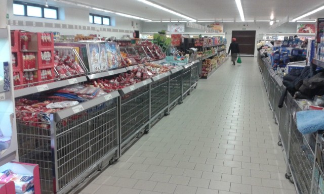 Alejki z towarami świątecznymi już od kilku dni można spotkać w wielu sklepach sieciowych (tu market Aldi).